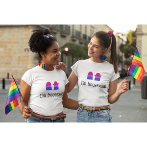 Shirt - I’m boosexual - Wurban Wear | Grappig shirt | Pride | Unisex tshirt | Pride vlag | Regenboog vlag | LGBTQ | Make up | Gay | Liefde | Wit