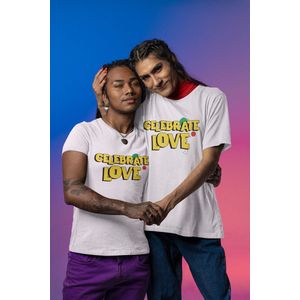Shirt - Celebrate love - Wurban Wear | Grappig shirt | Pride | Unisex tshirt | Pride vlag | Regenboog vlag | LGBTQ | Make up | Gay | Liefde | Wit