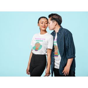 Shirt - Born to shine - Wurban Wear | Grappig shirt | Pride | Unisex tshirt | Pride vlag | Regenboog vlag | LGBTQ | Make up | Gay | Liefde | Wit