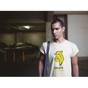 Shirt - Salute the sun - Wurban Wear | Grappig shirt | Yoga | Unisex tshirt | Meditatie | Yoga kleding | Yoga mat | Wit