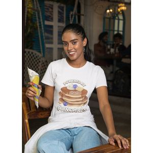 Shirt - Powered by pancakes - Wurban Wear | Grappig shirt | Dieet | Unisex tshirt | Fast food | Airfryer | Sport | Verwenpakket | Wit & Zwart