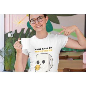 Shirt - Take a sip of happiness - Wurban Wear | Grappig shirt | Koffie | Unisex tshirt | Koffiezetapparaat | Koffiebonen | Wit