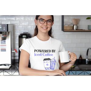 Shirt - Powered by iced coffee - Wurban Wear | Grappig shirt | Koffie | Unisex tshirt | Koffiezetapparaat | Koffiebonen | Wit