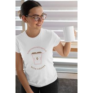 Shirt - Everything gets better with coffee - Wurban Wear | Grappig shirt | Koffie | Unisex tshirt | Koffiezetapparaat | Koffiebonen | Wit & Zwart