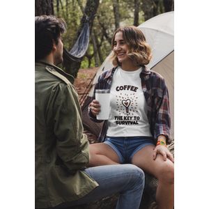 Shirt - Coffee the key to survival - Wurban Wear | Grappig shirt | Koffie | Unisex tshirt | Koffiezetapparaat | Koffiebonen | Wit