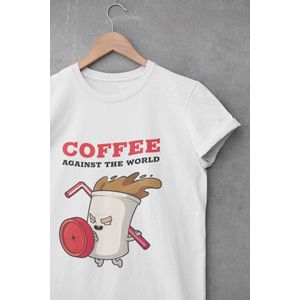 Shirt - Coffee against the world - Wurban Wear | Grappig shirt | Koffie | Unisex tshirt | Koffiezetapparaat | Koffiebonen | Wit