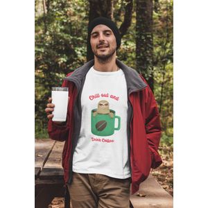 Shirt - Chill out and drink coffee - Wurban Wear | Grappig shirt | Koffie | Unisex tshirt | Koffiezetapparaat | Koffiebonen | Wit