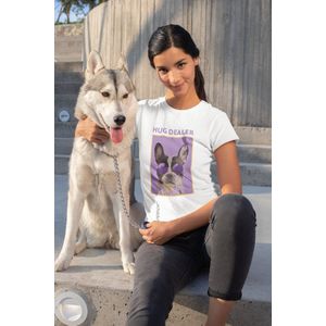 Shirt - Hug dealer - Wurban Wear | Grappig shirt | Hond | Unisex tshirt | Knuffels | Knuffelbeer | Wit