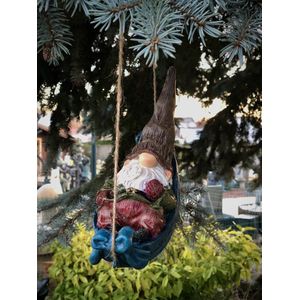 Kabouter in hangmat 13 cm hoog - kabouter - tuinkabouter - polyester - polystone - beeld - tuinbeeld - hoogkwalitatieve kunststof - decoratiefiguur - interieur - accessoire - voor binnen - voor buiten - cadeau - geschenk - nieuwjaar - kerst