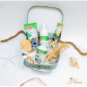 Kraamcadeau 7 stuks - Hawsaz.nl cadeau - Baby koffertje - Babyverzorging - Bodylotion - Bad bubbels - Gepersonaliseerd - Kraampakket - Geboortecadeau - Babyshower cadeau - Houten Kam en borstel set - Genderneutraal babycadeau - Babygeschenkset