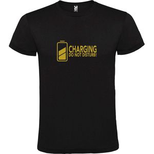 Zwart T-Shirt met “ Charging / Do NOT Disturb “ afbeelding Goud Size XXL