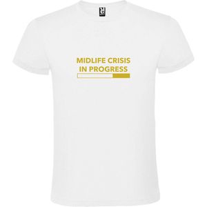 Wit T-Shirt met “ Midlife Crisis in Progress “ tekst Goud Size XXXXXL