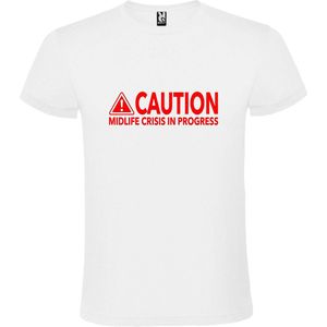 Wit T-Shirt met “ Caution Midlife Crisis in Progress “ tekst Rood Size XXXXXL