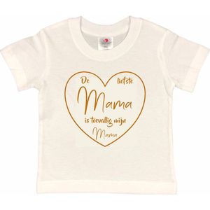 T-shirt Kinderen ""De liefste mama is toevallig mijn mama"" Moederdag | korte mouw | Wit/tan | maat 122/128 (S)