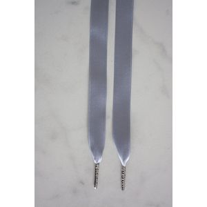 Schoenveters plat satijn luxe - licht grijs breed - 120cm met zilveren stiften veters voor wandelschoenen, werkschoenen en meer