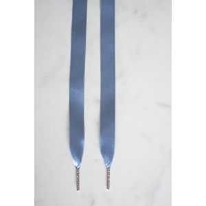 Schoenveters plat satijn luxe - jeans blauw breed - 120cm met zilveren stiften veters voor wandelschoenen, werkschoenen en meer