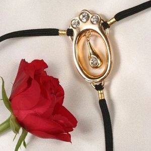 Gouden Clitoris sieraad van Sylvie Monthulé