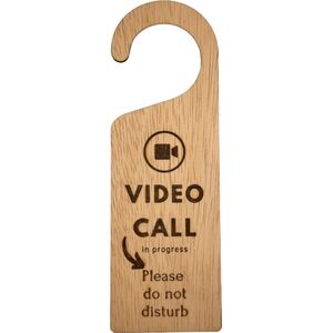 Deurhanger - video call in progress - laat je niet meer storen tijdens een vergadering - hout