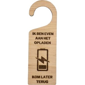 Deurhanger - Ik ben even aan het opladen, kom later terug - niet storen deurhanger van hout