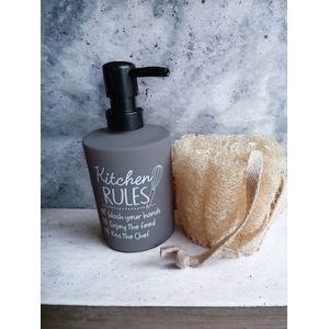 Zeeppompje-Kitchen Rules-Keuken Regels-Handen Wassen-Handzeep-Hervulbaar-Glas-ABS-Pompje-Keukenaccessoire-Antraciet-Verjaardag-Kerstcadeau-Kerst-Sinterklaas-Decembercadeau-Moederdag-Suikersfeest-Loofah-Spons-Sponskomkommer
