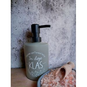 Zeeppompje-In deze klas..-Juffendag-Handen wassen-Saliegroen-Trendy-Handzeep-Keukenaccessoire-Toiletaccessoire-Badkameraccessoire-Hervulbaar-ABS-Glas-Duurzaam-Voeten-Badzout-Himalaya-Cadeau-Giftset-Einde schooljaar-Juf-Meester-Verjaardag