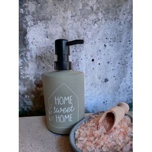Zeeppompje-Home Sweet Home-Handen wassen-Saliegroen-Trendy-Handzeep-Keukenaccessoire-Toiletaccessoire-Badkameraccessoire-Hervulbaar-ABS-Glas-Duurzaam-Voeten-Badzout-Himalya-Kerstcadeu-Kerst-Sinterklaas-Verjaardag