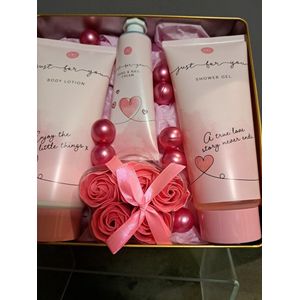 geschenk set vrouwen - verjaardag - moeder dag - valentijn - kerst - leuk geschenk - love - just for you -shower gel - body lotion - bad parels - zeeproosjes - rozen