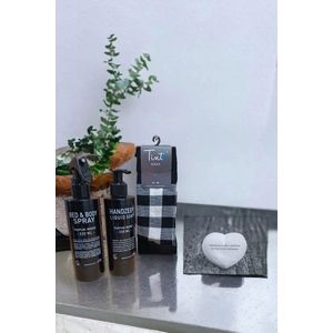 Huidverzorging-Cadeaupakket-Giftset-Mannen-Mannencadeau-Kerstcadeau-Vaderdag-Eid Mubarak-Suikerfeest-Bed&Bodyspray-Handzeep-Stijlvol-Woods-Mannengeur-Kaart-Sokken-Zwarte-Wit-geblokt-41-46-Luxe-Verzorging-Compleeet-Vriend-Verjaardag-Vrienden-Best