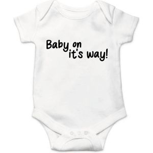 Soft Touch Rompertje met Tekst - Baby on it's way - Zwangerschaps aankondiging - wit/zwart | Baby rompertje met leuke tekst | | kraamcadeau | 0 tot 3 maanden | GRATIS verzending