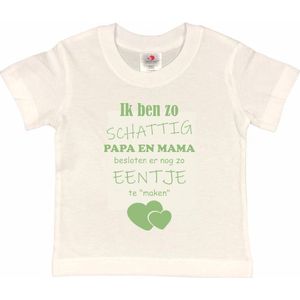 Shirt Aankondiging zwangerschap Ik ben zo schattig papa en mama besloten er nog zo eentje te ""maken"" | korte mouw | wit/sage green (saliegroen) | maat 110/116 zwangerschap aankondiging bekendmaking