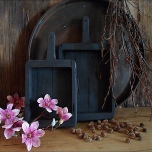 Stoere houten tray/dienblad met steel M, de linker op de foto