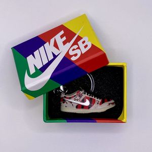 Sneaker Sleutelhanger Inclusief Box - Nike SB Dunk Low Freddy Krueger - Sneakerhead Cadeau - Hard Plastic