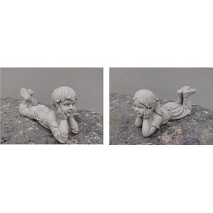 Set van 2 betonnen tuinbeelden - meisje en jongen liggend op hun buik / tuinbeeld / beton
