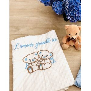 Gepersonaliseerde wit-blauwe babydeken met beren en een geborduurde toewijding/Personalized white-blue baby blanket with bears and a dedication embroidered 95 x 120 cm