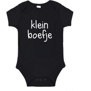 Soft Touch Rompertje (zwart) met witte Tekst - Klein boefje | Baby rompertje met leuke tekst | | kraamcadeau | 0 tot 3 maanden | GRATIS verzending
