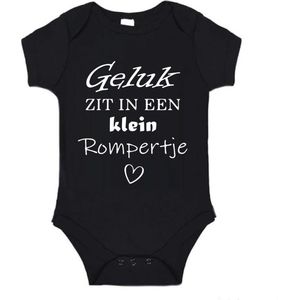 Soft Touch Rompertje (zwart) met witte Tekst - Geluk zit in een klein rompertje | Baby rompertje met leuke tekst | | kraamcadeau | 0 tot 3 maanden | GRATIS verzending