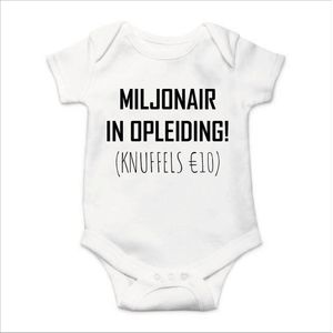 Soft Touch Rompertje met Tekst - Miljonair in Opleiding - Wit/zwart | Baby rompertje met leuke tekst | | kraamcadeau | 0 tot 3 maanden | GRATIS verzending