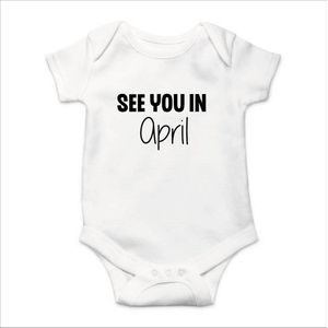 Soft Touch Rompertje met Tekst - See you in April - Zwangerschapsaankondiging - Coming Soon Rompertje - Wit/Zwart | Baby rompertje met leuke tekst | | kraamcadeau | 0 tot 3 maanden | GRATIS verzending