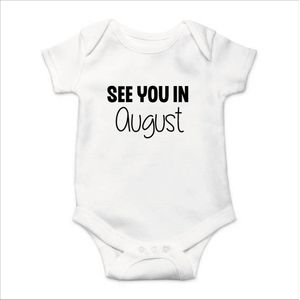 Soft Touch Rompertje met Tekst - See you in August - Zwangerschapsaankondiging - Coming Soon Rompertje - Wit/Zwart | Baby rompertje met leuke tekst | | kraamcadeau | 0 tot 3 maanden | GRATIS verzending