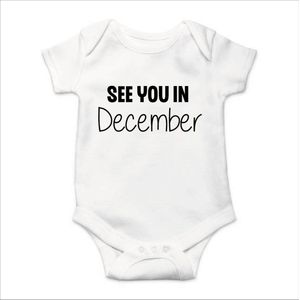 Soft Touch Rompertje met Tekst - See you in December- Zwangerschapsaankondiging - Coming Soon Rompertje - Wit/Zwart | Baby rompertje met leuke tekst | | kraamcadeau | 0 tot 3 maanden | GRATIS verzending