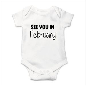 Soft Touch Rompertje met Tekst - See you in February - Zwangerschapsaankondiging - Coming Soon Rompertje - Wit/Zwart | Baby rompertje met leuke tekst | | kraamcadeau | 0 tot 3 maanden | GRATIS verzending