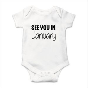 Soft Touch Rompertje met Tekst - See you in January - Zwangerschapsaankondiging - Coming Soon Rompertje - Wit/Zwart | Baby rompertje met leuke tekst | | kraamcadeau | 0 tot 3 maanden | GRATIS verzending