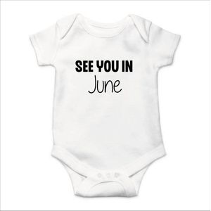Soft Touch Rompertje met Tekst - See you in June - Zwangerschapsaankondiging - Coming Soon Rompertje - Wit/Zwart | Baby rompertje met leuke tekst | | kraamcadeau | 0 tot 3 maanden | GRATIS verzending