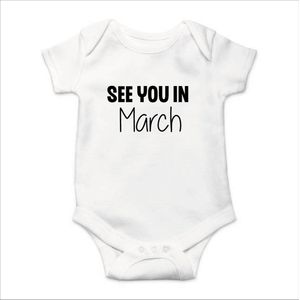 Soft Touch Rompertje met Tekst - See you in March - Zwangerschapsaankondiging - Coming Soon Rompertje - Wit/Zwart | Baby rompertje met leuke tekst | | kraamcadeau | 0 tot 3 maanden | GRATIS verzending