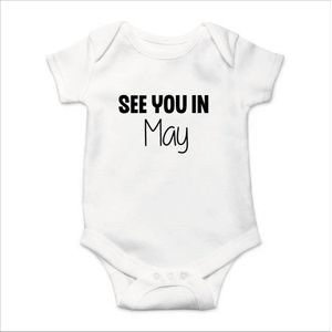 Soft Touch Rompertje met Tekst - See you in May - Zwangerschapsaankondiging - Coming Soon Rompertje - Wit/Zwart | Baby rompertje met leuke tekst | | kraamcadeau | 0 tot 3 maanden | GRATIS verzending