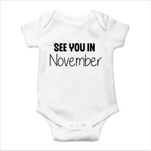 Soft Touch Rompertje met Tekst - See you in November - Zwangerschapsaankondiging - Coming Soon Rompertje - Wit/Zwart | Baby rompertje met leuke tekst | | kraamcadeau | 0 tot 3 maanden | GRATIS verzending