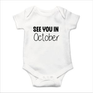 Soft Touch Rompertje met Tekst - See you in October - Zwangerschapsaankondiging - Coming Soon Rompertje - Wit/Zwart | Baby rompertje met leuke tekst | | kraamcadeau | 0 tot 3 maanden | GRATIS verzending