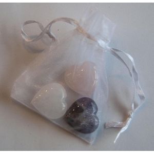 Gouden driehoek edelstenen hartjes. amethist, bergkristal en rozenkwarts.