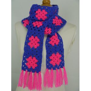 Handgemaakte (kinder) sjaal in fel neon roze / kobaltblauw met franjes, gehaakt