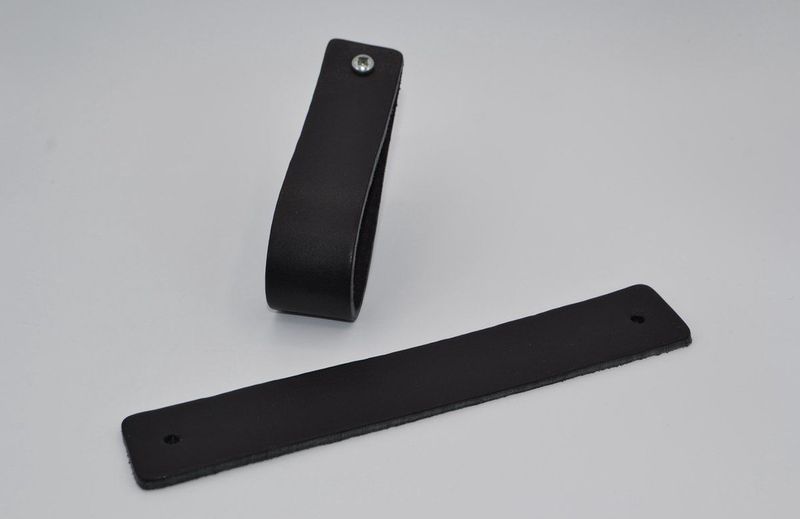 Leren handgrepen per stuk. Zwart Maat L 18X3cm Italiaans volnerf leder incl. stoere 26mm schroeven.